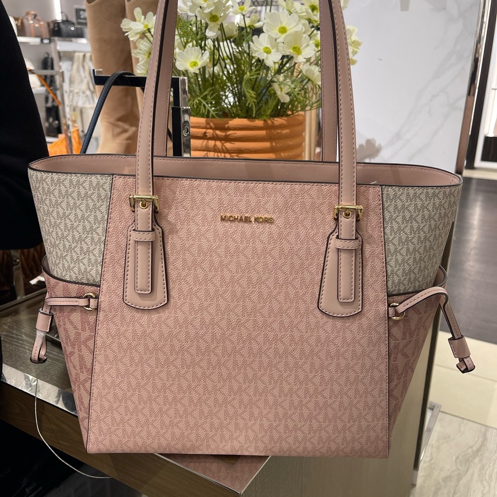 Michael Kors Voyager Lg Color-Block Signature Logo Tote
Powder Blush Multi 
NWT - Picture 6 of 16